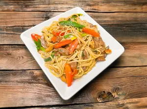 Tallarín Salteado De Carne