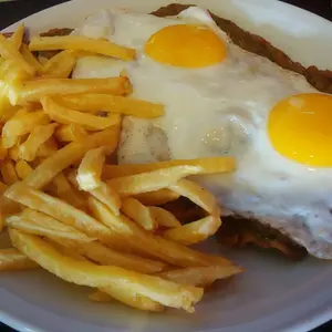 Milanesa a caballo con guarnición