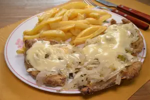 Milanesa a la fugazzetta con guarnición