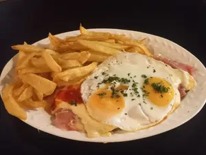 Milanesa napolitana a caballo con guarnición