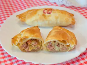 12 empanadas y 2 cervezas lata 473 ml