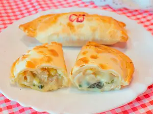 Empanada de pollo suizo