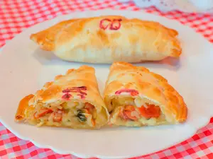 Empanada de tomate y albahaca