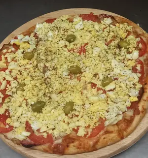 Pizza con jamón y huevo
