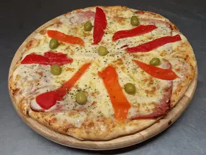 Pizza con jamón y morrones