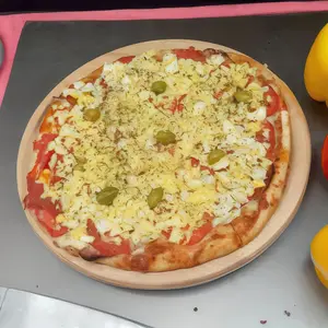 Pizza muzzarella con huevo