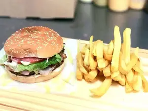 Maxi burguer completa + fritas
