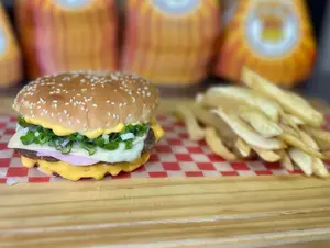 Maxi Cheddar + Fritas