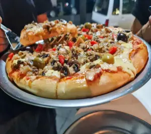 Mozarella con CHAMPIÑONES, cebolla, morrón y olivas VERDES