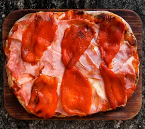 Pinsa jamón y morrones