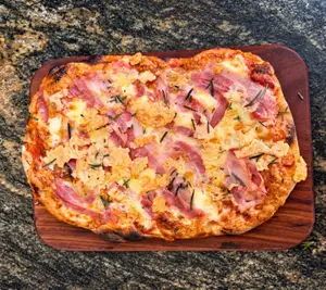 Pinsa  Pancetta y Provola