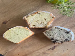 Porción budín banana y chocolate