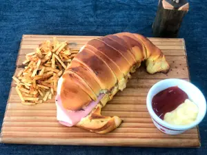 Medialuna grande con jamon y queso
