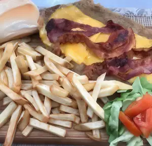 Mila b cheddar bacon con papas