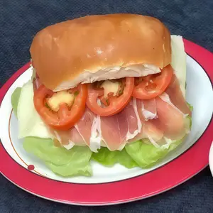 Pbt de jamón crudo, queso, lechuga y tomate