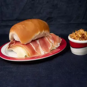 Pebete de jamón crudo y queso
