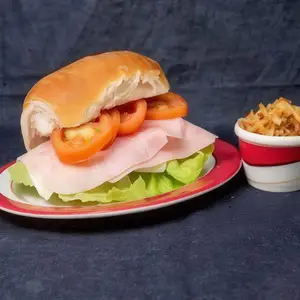 Pebete de jamón, queso, lechuga y tomate
