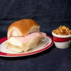 Pebete de jamón y queso