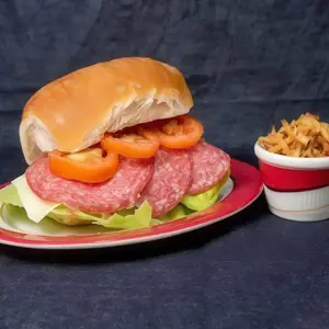 Pebete de salame, queso, lechuga y tomate