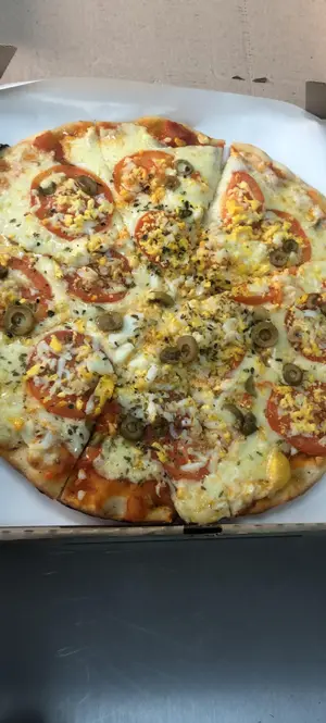 Pizza de jamon y huevo duro
