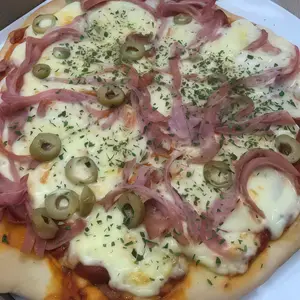 Pizza de muzzarella y jamon