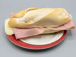 Sándwich de pan fraces de jamon y queso