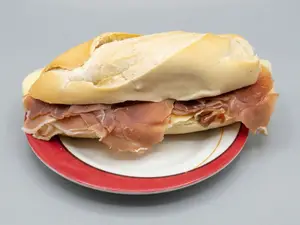 Sandwich de pan frances de jamón crudo y queso