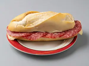 Sandwich de pan frances de salame y queso