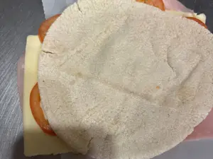 Tostado de pan arabe con tomate tostado