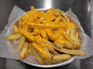 Papas con cheddar y bacon