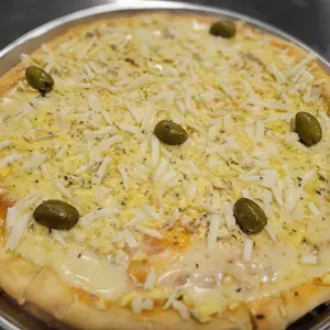 Pizza con huevo y muzzarella
