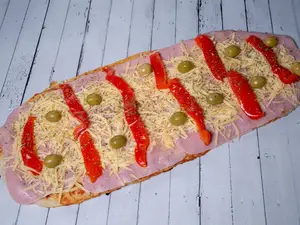 11 Pizza súper con provolone