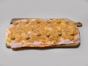 23 Pizza fugazzetta con jamón