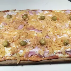 33 Pizza con panceta y cebolla