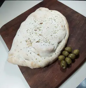 Calzone huevo, jamón y morrón