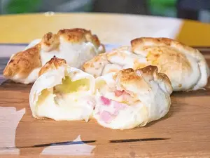 Empanada de jamón y queso