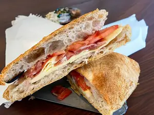 Sándwich chapata y jamón crudo