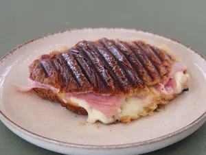 Sándwich medialuna prensada