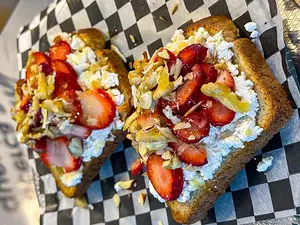 Sweet ricotta toast (frutilla & miel)