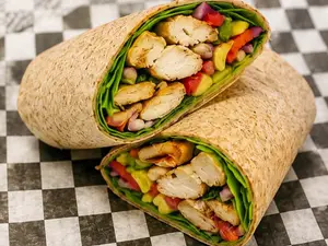 Wrap integral pollo, palta y vegetales