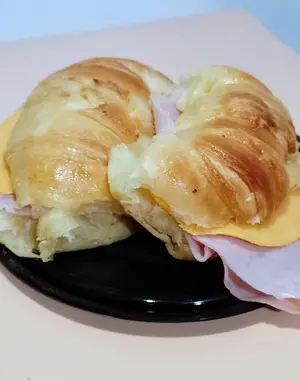 Medialuna de jamón y queso x 1