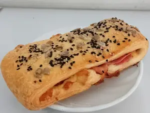 Pan suizo de jamón y queso