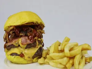 Burger Del Club + Papas Fritas