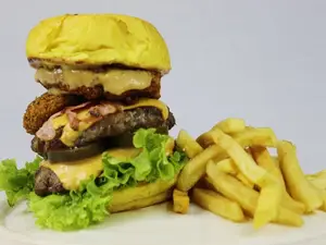 Burger Rustica + Papas Fritas