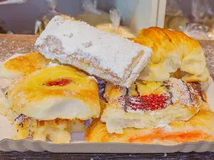 Docena de facturas surtidas