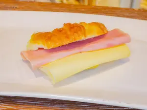 Medialuna con jamón y queso