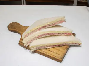Sándwiches de jamón y queso