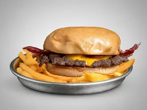 CheeseBacon Callejera (Simple) + Papas Chicas