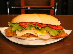 Mila carne lechuga y tomate