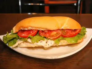 Sand pechuga lechuga y tomate